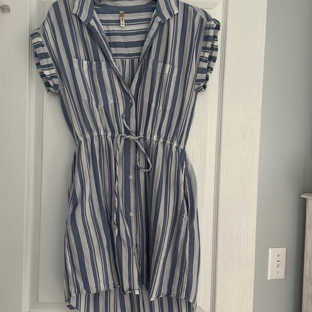 Size M button down dress with tie and pockets, like new, smoke free home